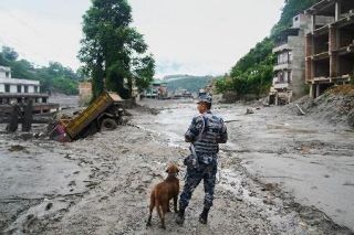 土石流死者３９０人に　ネパールへ国際支援の動き