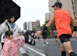 雨中のランナーを声援、給食で鼓舞　おかやまマラソン２０２５