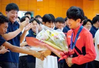 マラソン山下一貴が母校訪問　ア大会で金「１キロ長かった」