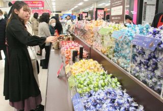 岡山の百貨店にバレンタイン売り場　海外ブランドや友チョコ用人気