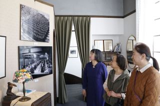 江見写真館に常設ギャラリー　大正、昭和の写真やステンドグラス展示