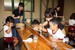 そうめん流し堪能　浅口、直売所で園児が体験