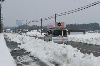 真冬の選挙戦 街頭で支持訴え　１５候補者、第一声後に遊説へ