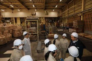 玉島ハーバーの食料コンビナート　飼料と食用油の生産最前線