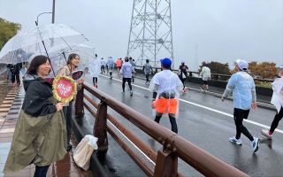 「１０回目の号砲　おかやまマラソン」㊥地域の支え　沿道の応援　熱気冷めず