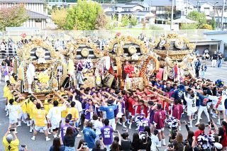 大屋台４台、迫力の練り合い　美作・大原の秋祭り