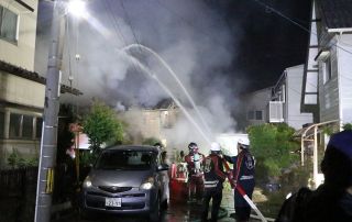 岡山・南区で民家全焼　けが人なし