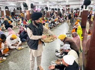 太っ腹！１日１０万食無料提供の黄金寺院　インドのシーク教総本山、教義は「皆平等」