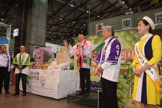岡山県産のブドウや桃ぜひ食べて　知事ら東京・大田市場でアピール