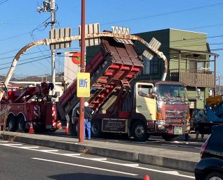 ダンプカーが荷台上げ、標識柱に衝突　岡山・倉田の県道