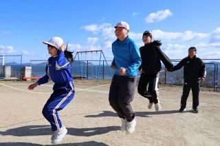 【島を渡る】笠岡諸島編（５）最後の小学校　子どもがいれば明るく