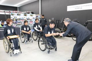 ワールドアスリートクラブに寄付　岡山トヨタとあいおいニッセイ支店