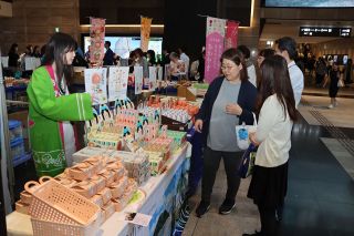 東京・大手町で郷土の名産をＰＲ　「あおまる４７物産展」で岡山市