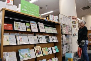認知症への理解深めて　岡山・中央図書館が関連書籍展示