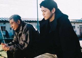 藤井道人×木村大作×舘ひろし『港のひかり』に眞栄田郷敦が出演　寺島しのぶの息子と二人一役