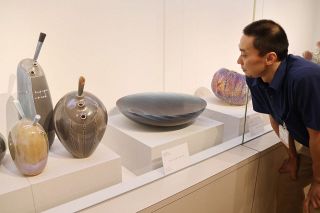 石川・能登島ガラス美術館の収蔵品１５点披露　鏡野・妖精の森美術館で復興祈念展