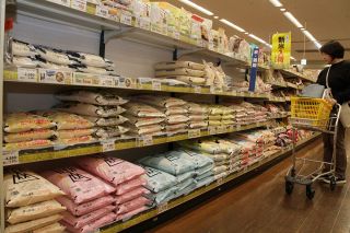 岡山産新米の流通本格化　仕入れ値高止まり、売れ行き鈍く