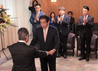 衆院選小選挙区、当選４人が決意新た　岡山県選管が証書付与