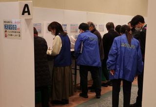 確定申告スタート　岡山に特設会場　税務署職員助言、スマホ申請推進