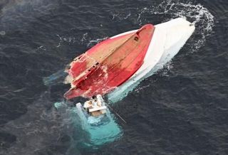 遊漁船二つに割れ２人死亡、三重　貨物船と衝突、１０人重軽傷