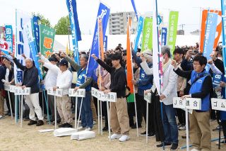 中小企業への賃上げ波及を　連合岡山 県中央メーデーで宣言採択