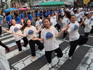 「よっちゃれ」で笠岡の夏彩る　１０００人が踊り楽しむ