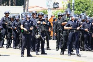 【緊急ルポ】平和なデモを警官と州兵が力で圧倒　取材中の記者も包囲、ロサンゼルスに飛び交う悲鳴