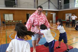 和気町出身・和気乃風ら力士が訪問　和気小児童と交流