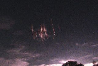 落雷で夜空が一瞬赤く光った　岡山でレッドスプライト撮影成功