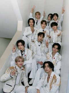 INI、新年迎えメンバーの髪色に変化 SHOWCASEで王子様風の白衣装 高塚