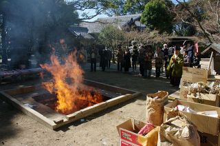 燃え上がる炎に福願う　瀬戸内・牛窓神社で節分祭