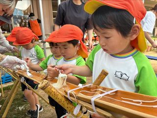 そうめん流し「楽しいね」　槌ケ原ちどり保育園で玉野渋川ＬＣ