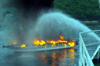 男木島沖 瀬戸芸ツアー船が火災　２５人救助、けが人なし
