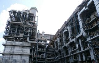 【新・地域考】　水島コンビナート エチレン製造停止の影響は　３０年度めど　地場企業の生産縮小懸念
