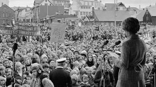 ９割の女性が家事や仕事をボイコットしてアイスランドが変わった日　男女平等への道は50年前、右派も左派もつながった「女性の休日」から始まった