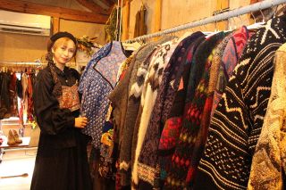 異国情緒漂う古着ずらり　カタワラ古着店、総社に開店