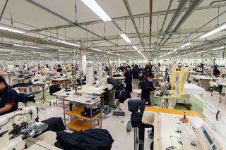 菅公学生服が鳥取に新工場完成　ブレザー増産に対応、効率化向上