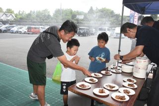 豪産ラム肉試食楽しむ　真庭・蒜山でフードフェア始まる