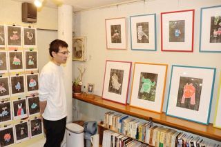 コミカルなタッチ 愛らしいキャラ　版画家河内さん 出身の真庭で展示
