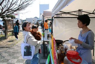 こだわり料理や眺め、交流楽しむ　玉野市・宇野港で「緑地市」