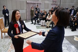 吉田選手に市民栄誉賞授与式　倉敷市 五輪フィギュア団体銀たたえる