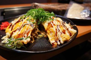 井原・明治ごんぼうの麺使用　まるでん、「オムごぼうそばめし」