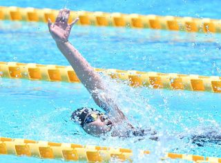 渡辺（作陽学園）１年生優勝 競泳女子１００背　中国高校水泳