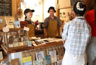 「岡山学　新天地びと　移住者が語るまちの魅力」　岩永彩理さん（瀬戸内市）　カフェに絵本 縁つなぐ