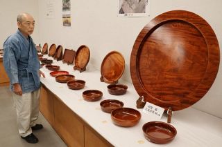 木目の美しさ際立つ鶴山漆器　木工芸の岡山県重要無形文化財保持者・小椋さん、津山で作品展