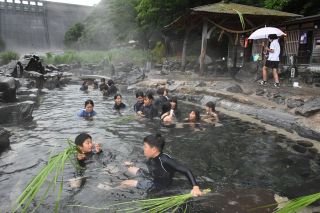 真庭・湯原温泉で露天風呂の日イベント　水着で砂湯入浴、内湯巡り楽しむ
