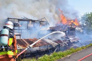 津山で３棟全焼 住人は無事