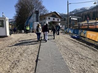 でこぼこの通路に急な階段…パラリンピック会場で記者が見た数々の「もやもや」に専門家は「絶句です」　景観保存との両立は無理なのか、開会式は世界遺産の円形闘技場で