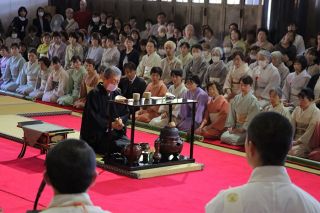 優雅にお点前披露　最上稲荷 鑽仰茶会に愛好家ら