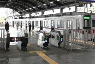 昭和の集改札ボックスはいまだ健在 自動改札になった東武・大師前駅